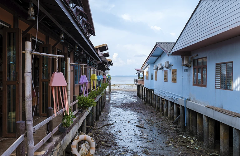 Vida cotidiana en el pueblo antiguo de Koh Lanta