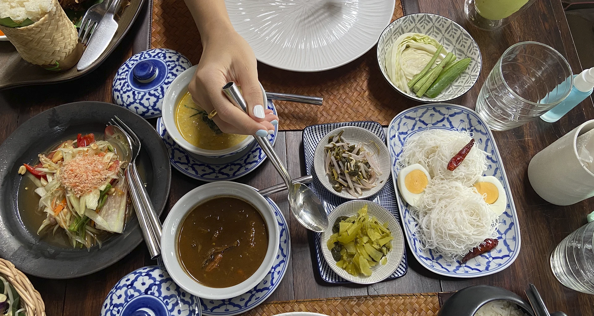 Comida tailandesa tradicional en una mesa de restaurante