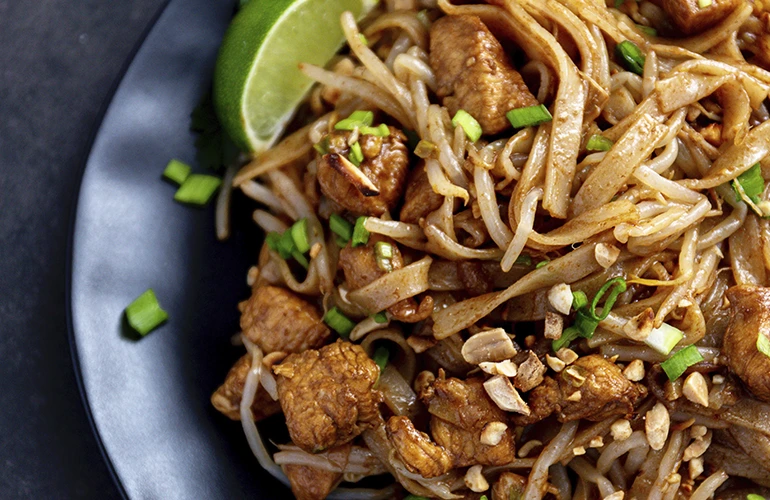 Plato de pad thai con pollo