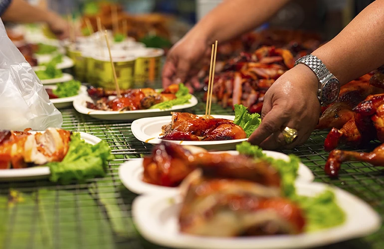 Pollo asado en un mercado callejero de Tailandia