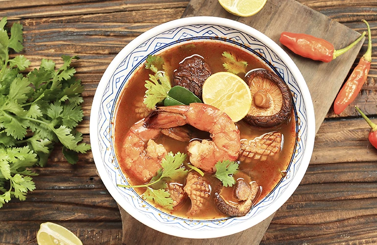 Sopa tom yum con camarones y hongos