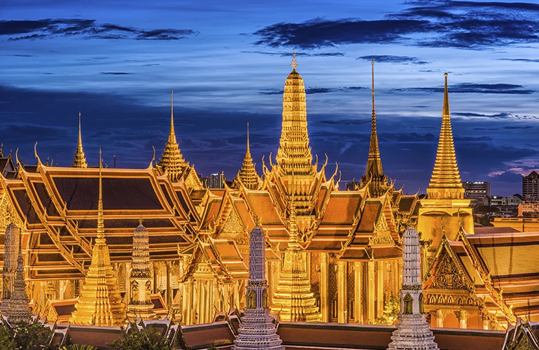 El Gran Palacio de Bangkok iluminado al anochecer