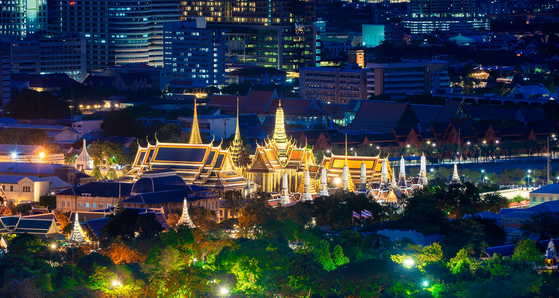 Vista nocturna del Gran Palacio en Bangkok