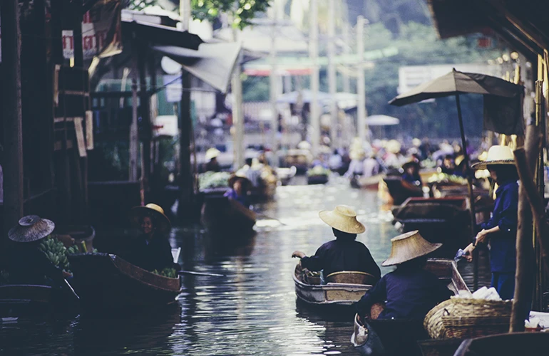 Mercado flotante en Tailandia con vendedores en botes tradicionales