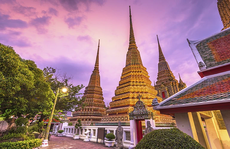 Vista nocturna del Gran Palacio en Bangkok