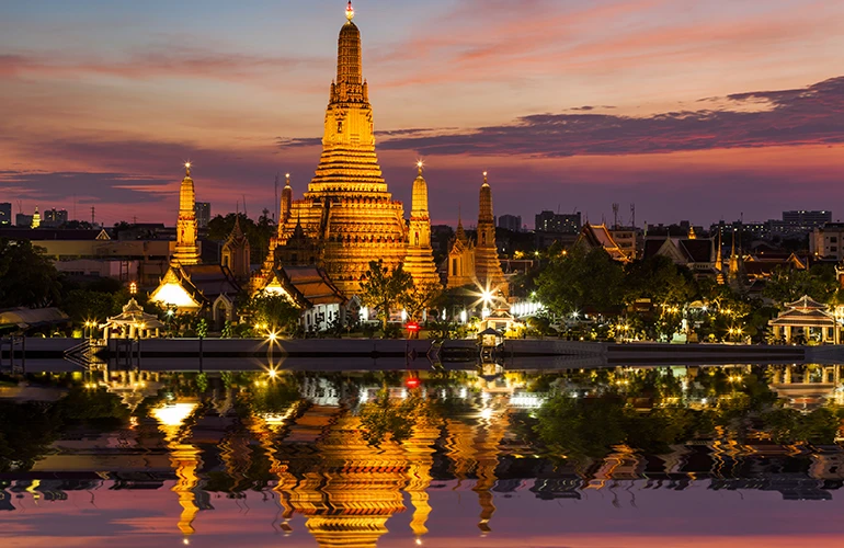 Wat Arun reflejado en el río Chao Phraya al atardecer