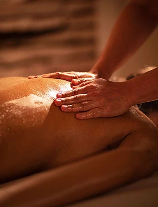 Massage relaxant avec de l'huile sur le dos