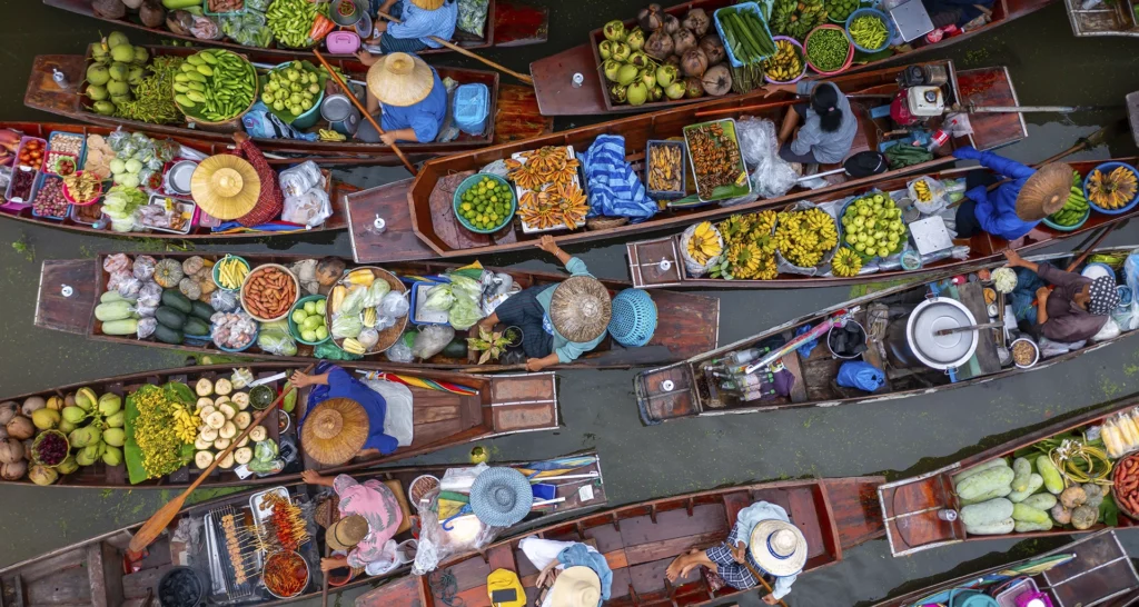 mercados flotantes en Tailandia con vendedores en barcas tradicionales