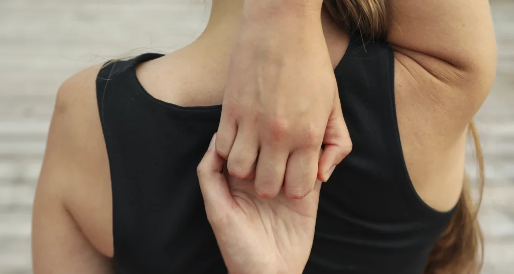 Estiramiento de hombro y brazo para aliviar contractura muscular