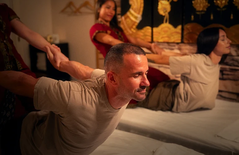 Étirement assisté avec massage thaïlandais pour contracture musculaire