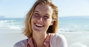 ostro sonriente de una mujer al aire libre