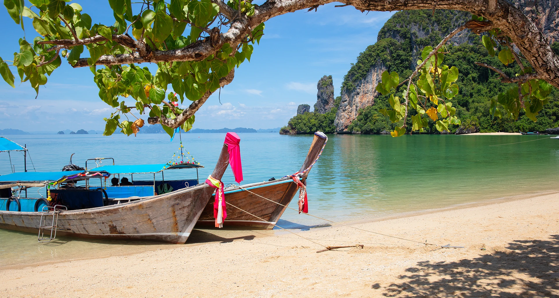 Barcas tradicionales en una playa paradisíaca de Tailandia