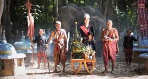 Ceremonia tradicional tailandesa con elefantes en un entorno sagrado