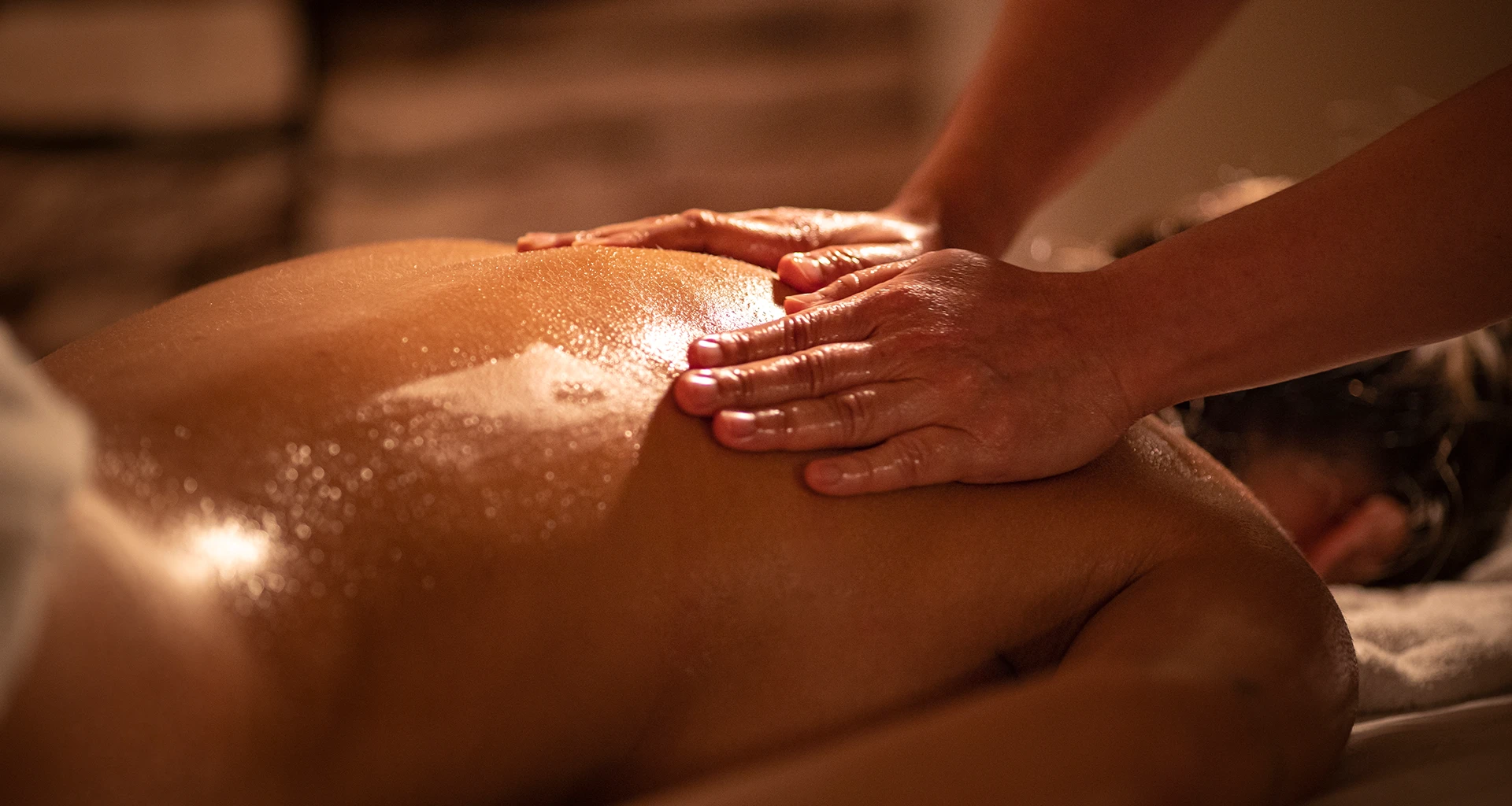 Masaje relajante en la espalda con aceites calientes