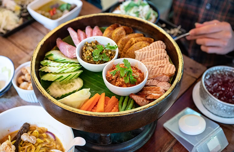 Bandeja de degustación con salsas thai y acompañamientos