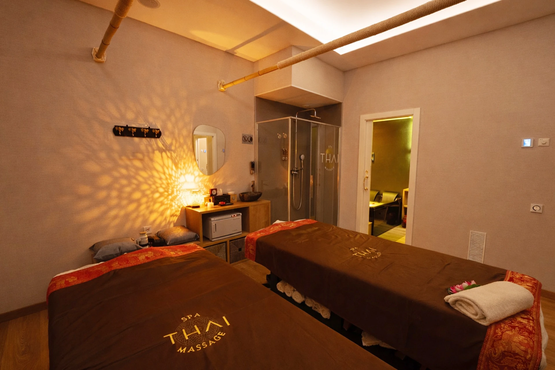 Sala dúo con dos camillas y zona anexa para tratamientos simultáneos en spa thai Carrer de Girona