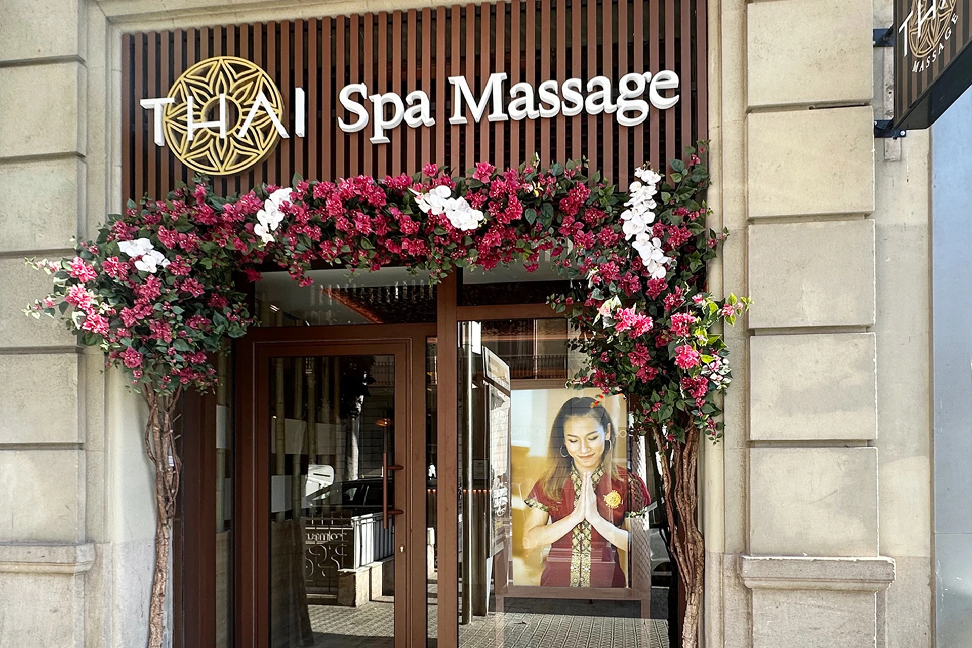 Rótulo Thai Spa Massage y arco floral en la entrada del local de Carrer de Girona Barcelona
