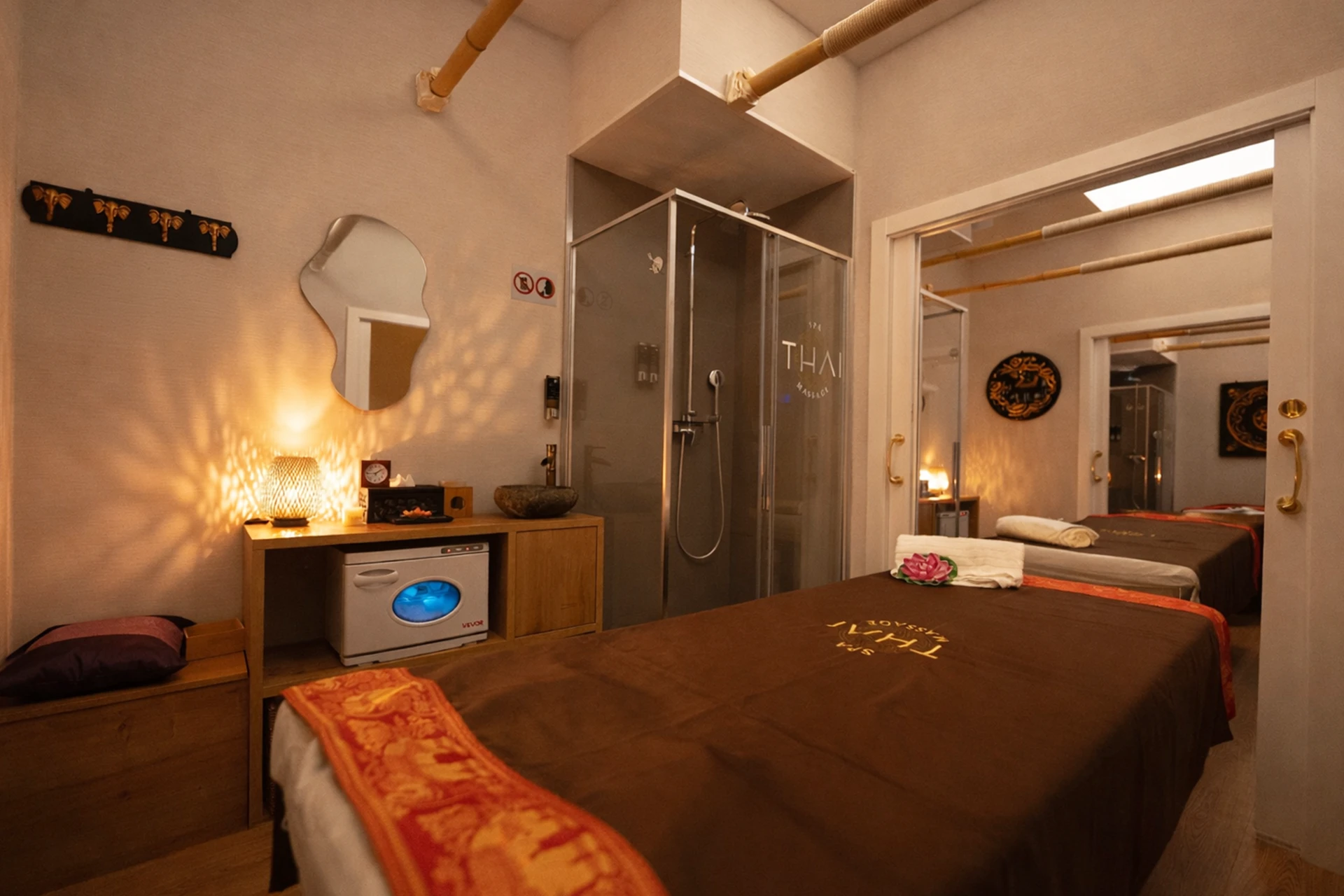 Cabina doble comunicada con camillas y duchas privadas para masajes en pareja en centro thai del Eixample