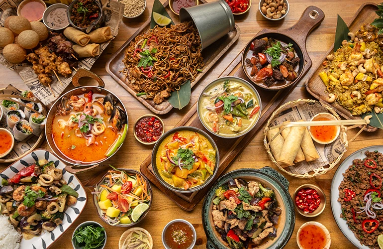 Platos tradicionales con salsas thai en mesa variada