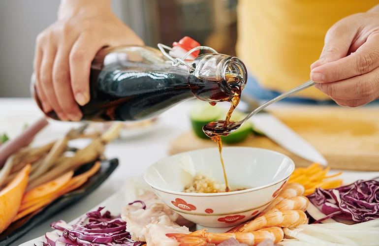 Preparación de salsas thai con ingredientes frescos