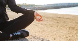 Para que sirve meditar en la playa al amanecer