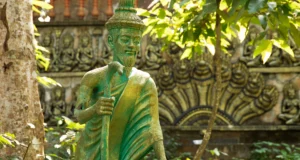 Estatua de El médico de Buda en un jardín espiritual asiático