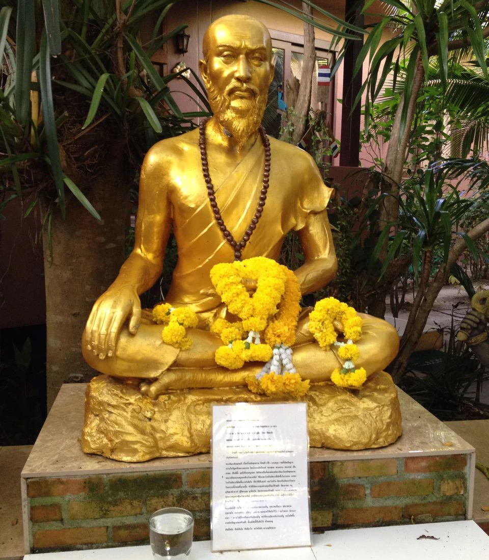 Statue dorée du Médecin de Bouddha dans un temple oriental