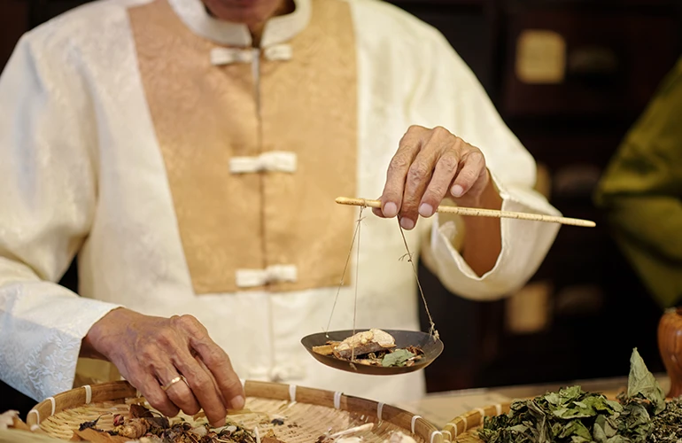 Préparation de médecine traditionnelle liée au Médecin de Bouddha