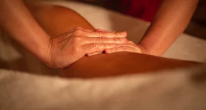Masaje con aceite para aliviar la pesadez de las piernas