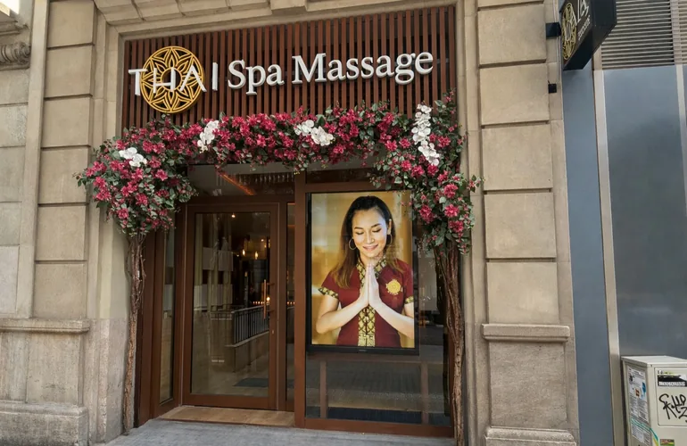 Entrada de Thai Spa Massage en el Carrer de Girona 148 de Barcelona